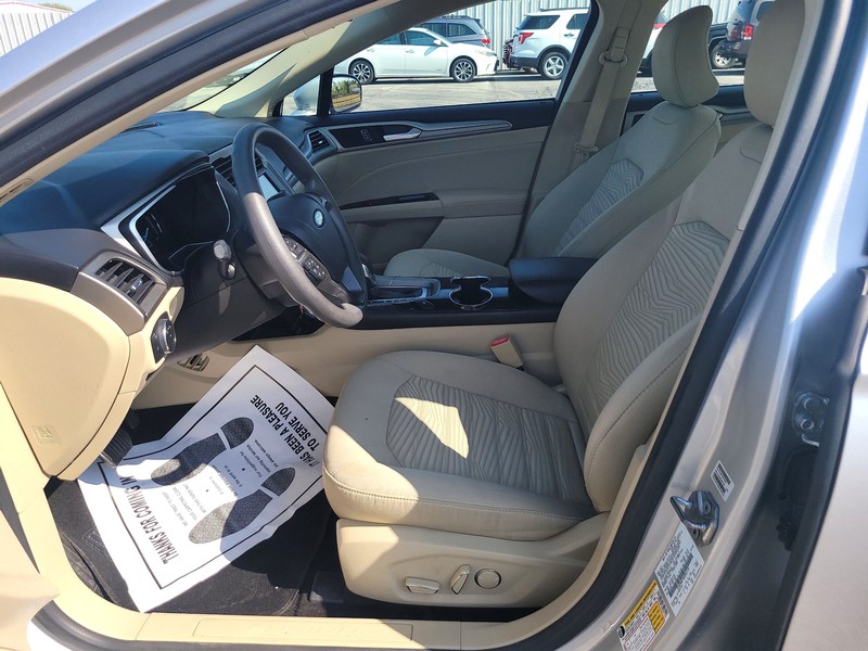 Ford Fusion Vehicle Full-screen Gallery Image 08