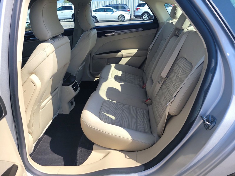 Ford Fusion Vehicle Full-screen Gallery Image 09