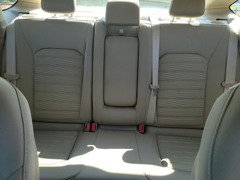 Ford Fusion Vehicle Full-screen Gallery Image 11