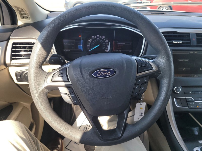 Ford Fusion Vehicle Full-screen Gallery Image 12