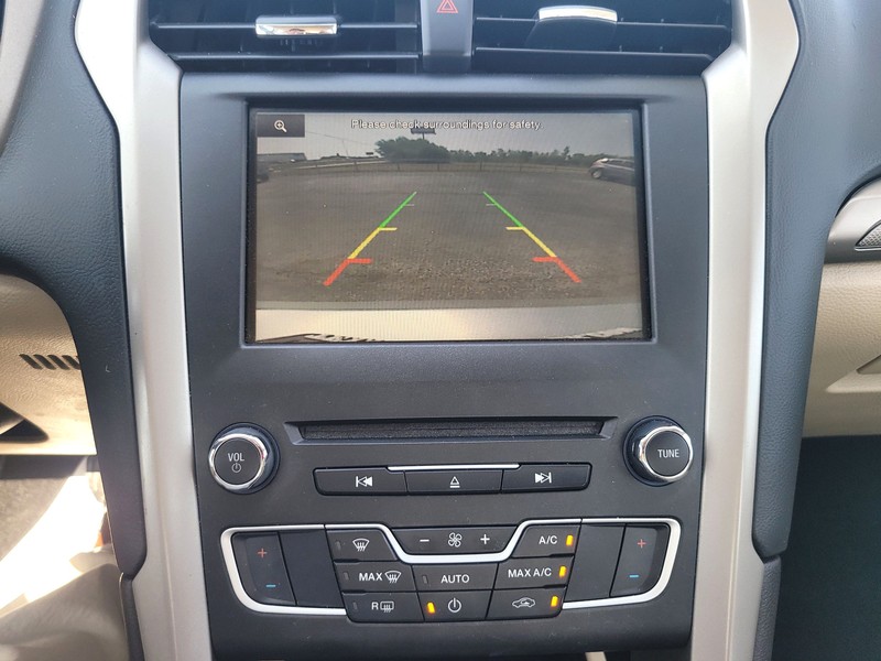 Ford Fusion Vehicle Full-screen Gallery Image 15