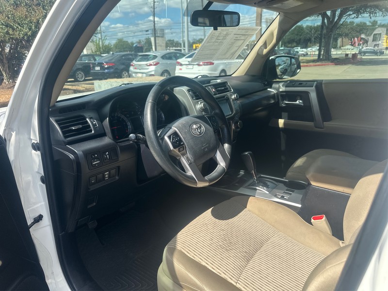 Toyota 4Runner Vehicle Full-screen Gallery Image 9