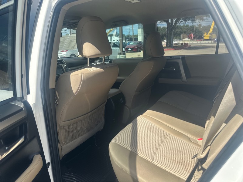 Toyota 4Runner Vehicle Full-screen Gallery Image 10