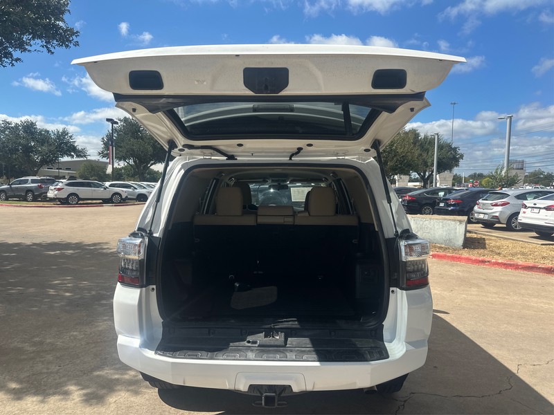 Toyota 4Runner Vehicle Full-screen Gallery Image 11