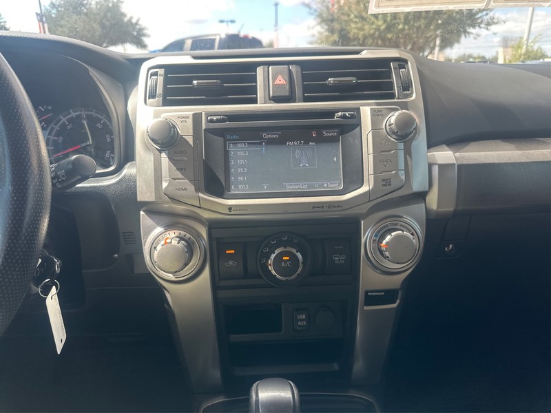 Toyota 4Runner Vehicle Full-screen Gallery Image 12