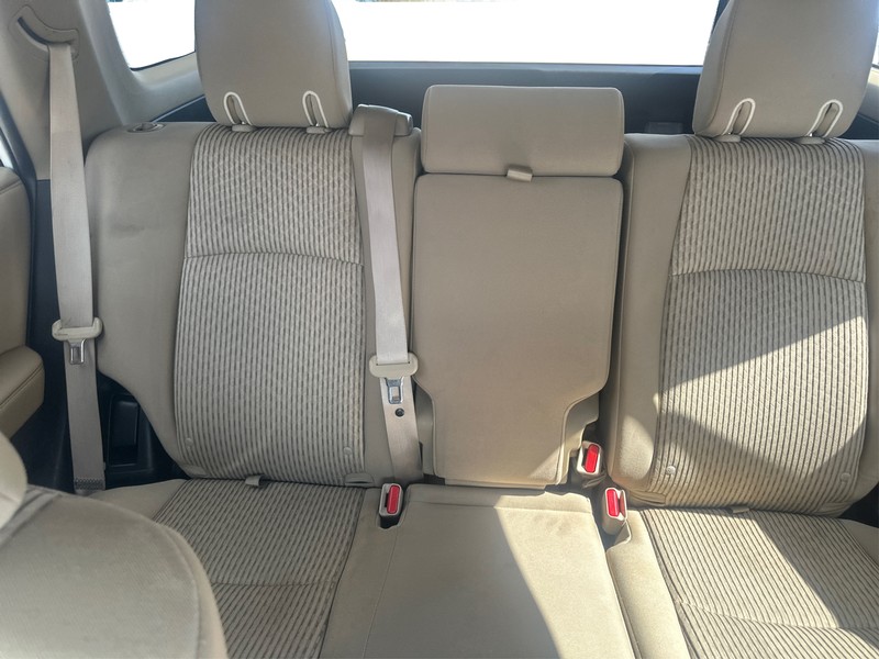 Toyota 4Runner Vehicle Full-screen Gallery Image 13