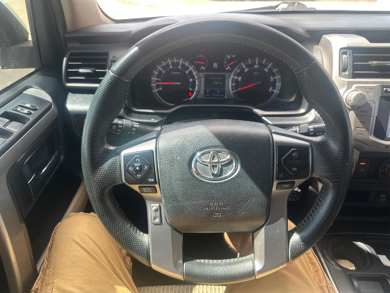 Toyota 4Runner Vehicle Full-screen Gallery Image 14