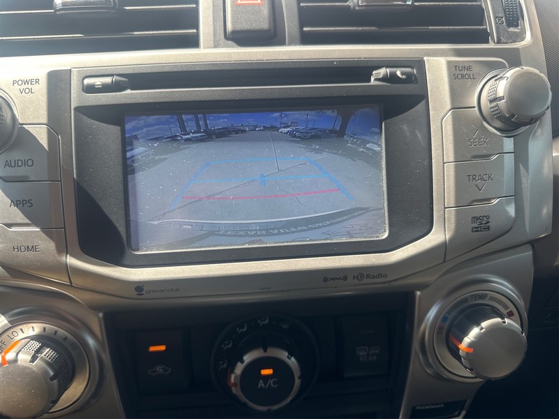 Toyota 4Runner Vehicle Full-screen Gallery Image 17