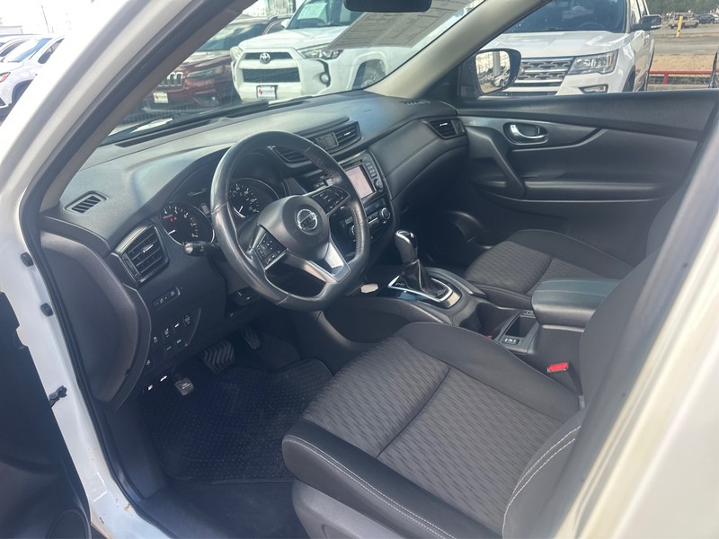 Nissan Rogue Vehicle Full-screen Gallery Image 8