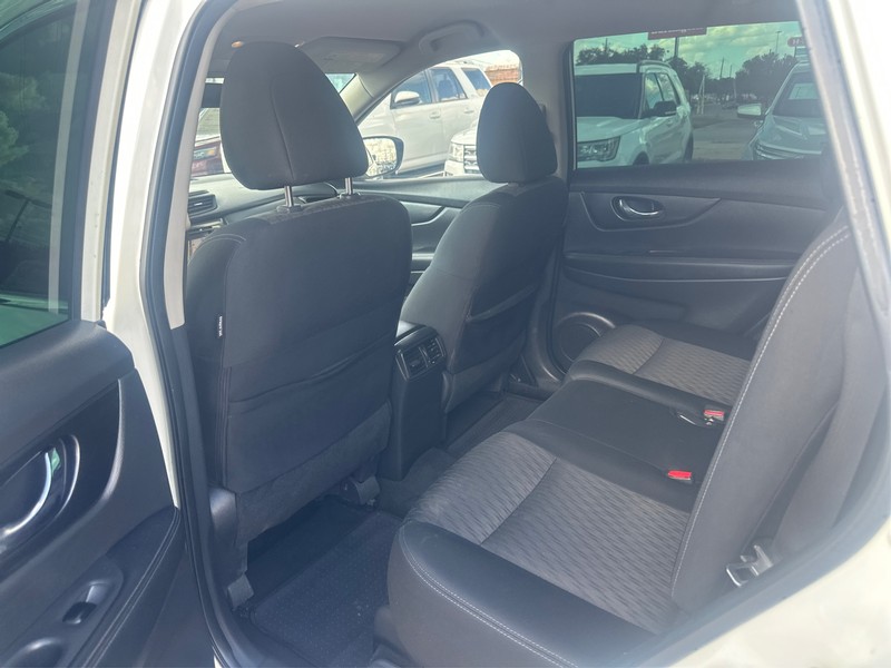 Nissan Rogue Vehicle Full-screen Gallery Image 9