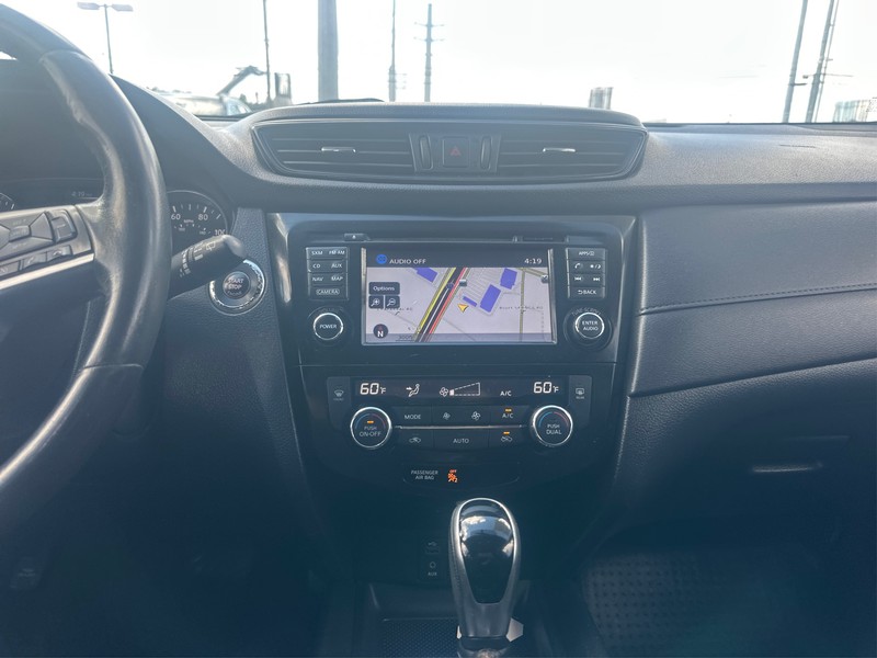 Nissan Rogue Vehicle Full-screen Gallery Image 11