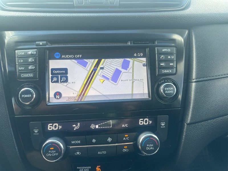 Nissan Rogue Vehicle Full-screen Gallery Image 16