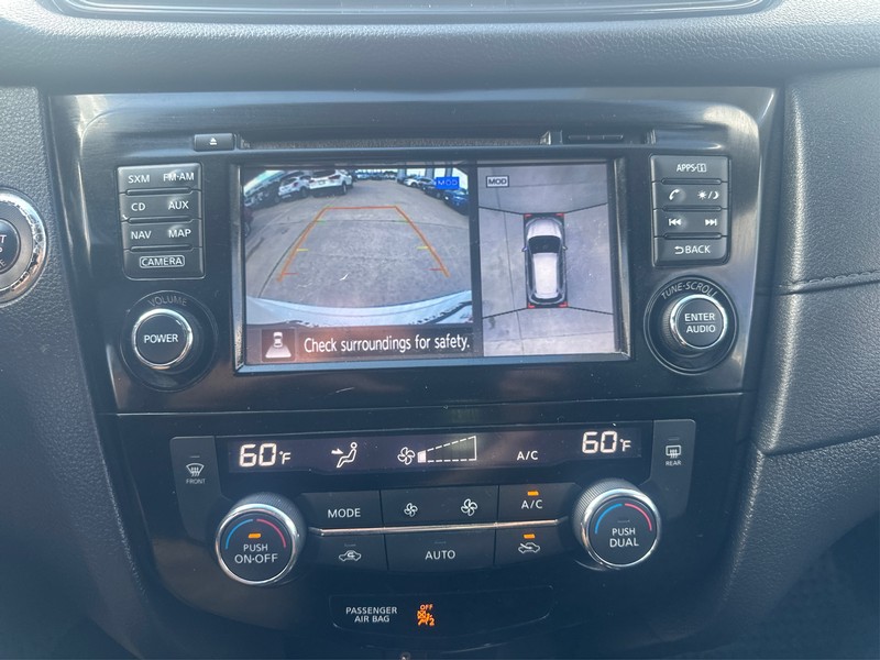 Nissan Rogue Vehicle Full-screen Gallery Image 17