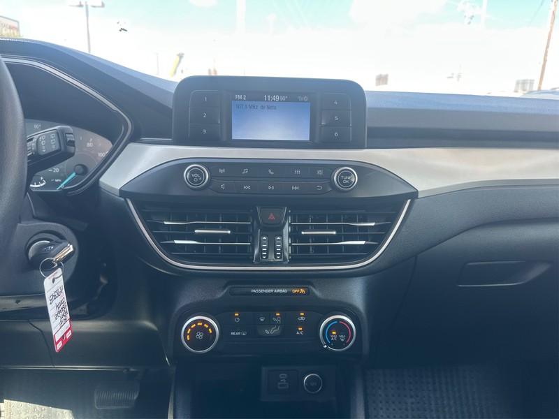 Ford Escape Vehicle Full-screen Gallery Image 12