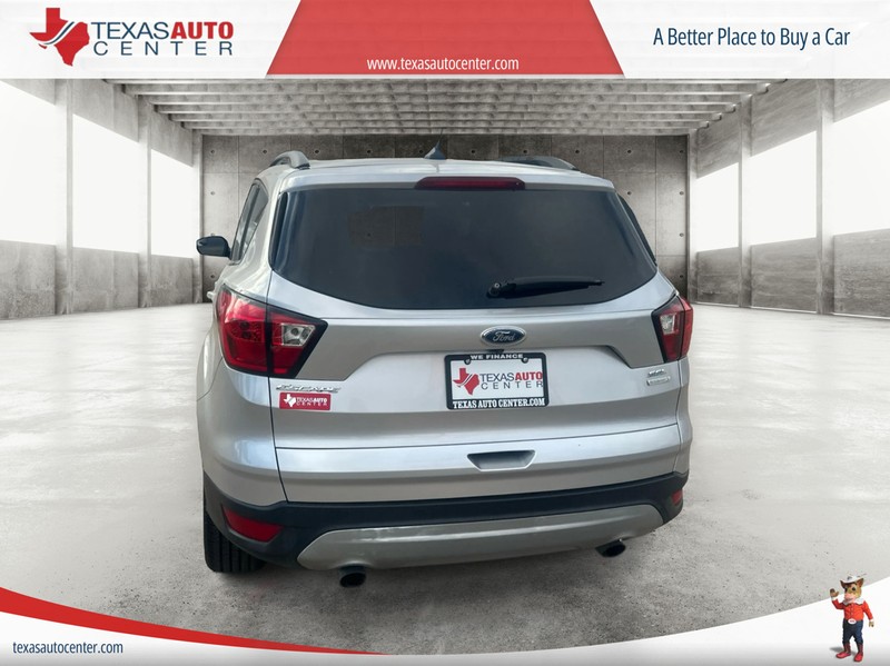 Ford Escape Vehicle Full-screen Gallery Image 8