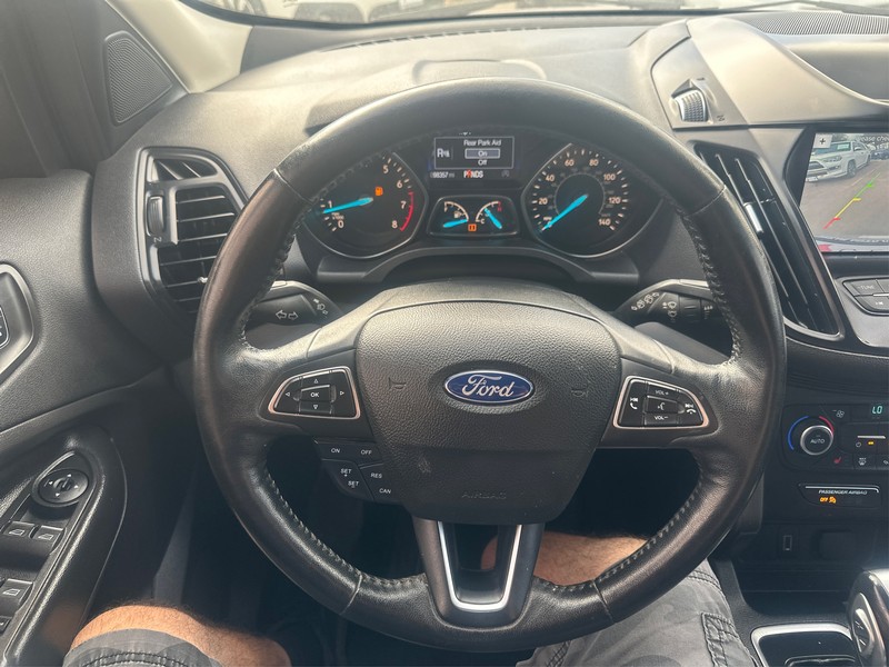 Ford Escape Vehicle Full-screen Gallery Image 14