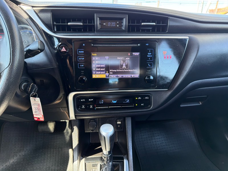 Toyota Corolla Vehicle Full-screen Gallery Image 12