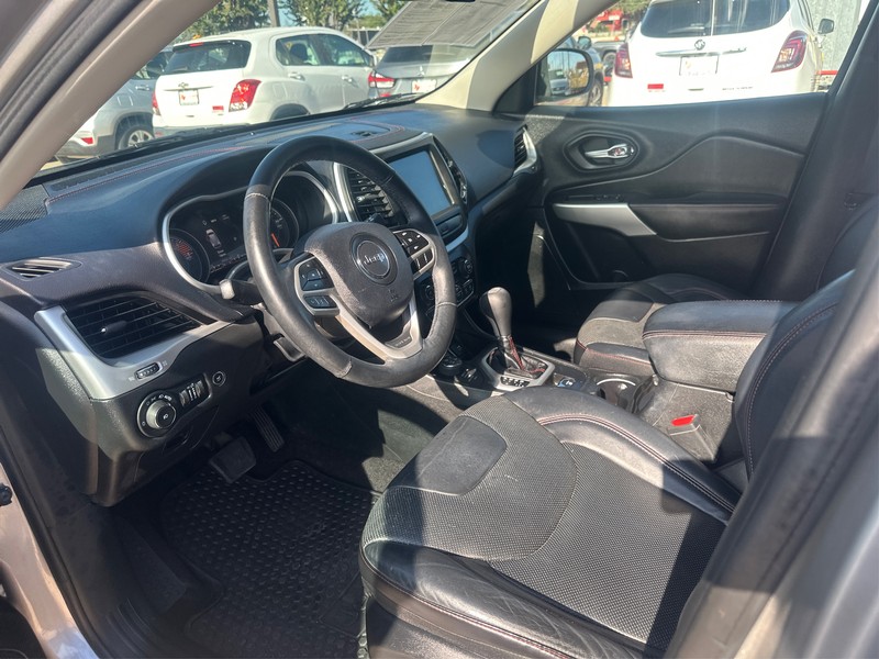 Jeep Cherokee Vehicle Full-screen Gallery Image 8