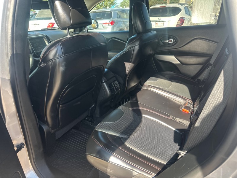 Jeep Cherokee Vehicle Full-screen Gallery Image 9