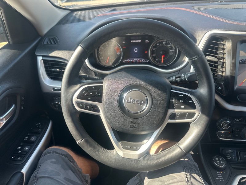 Jeep Cherokee Vehicle Full-screen Gallery Image 13