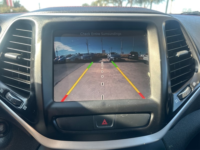 Jeep Cherokee Vehicle Full-screen Gallery Image 17