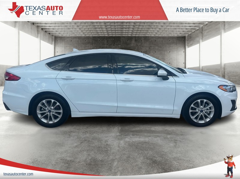 Ford Fusion Vehicle Full-screen Gallery Image 3