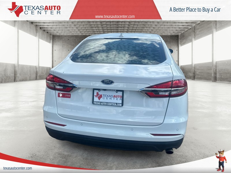 Ford Fusion Vehicle Full-screen Gallery Image 4