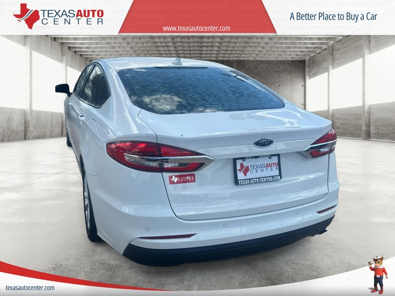 Ford Fusion Vehicle Full-screen Gallery Image 6