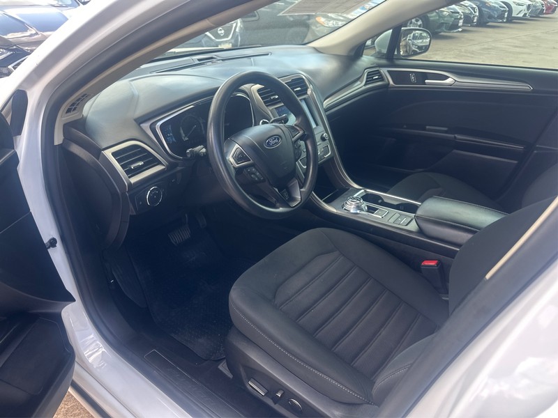 Ford Fusion Vehicle Full-screen Gallery Image 7