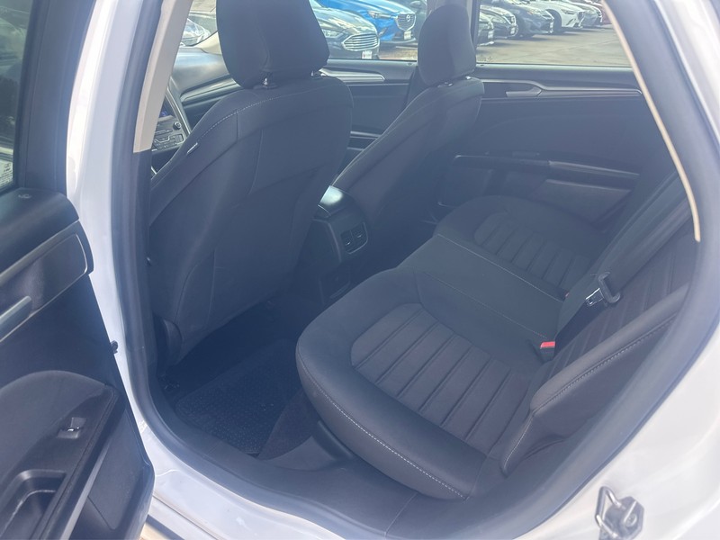 Ford Fusion Vehicle Full-screen Gallery Image 8