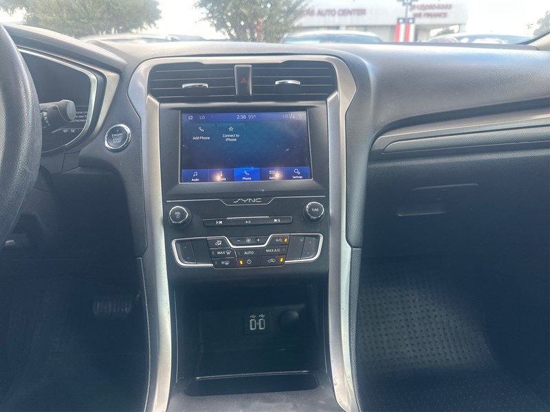 Ford Fusion Vehicle Full-screen Gallery Image 10