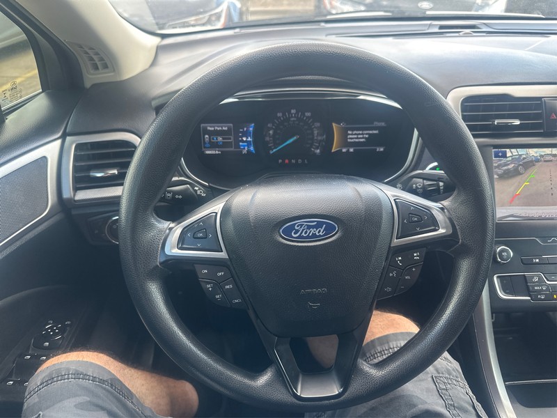 Ford Fusion Vehicle Full-screen Gallery Image 12