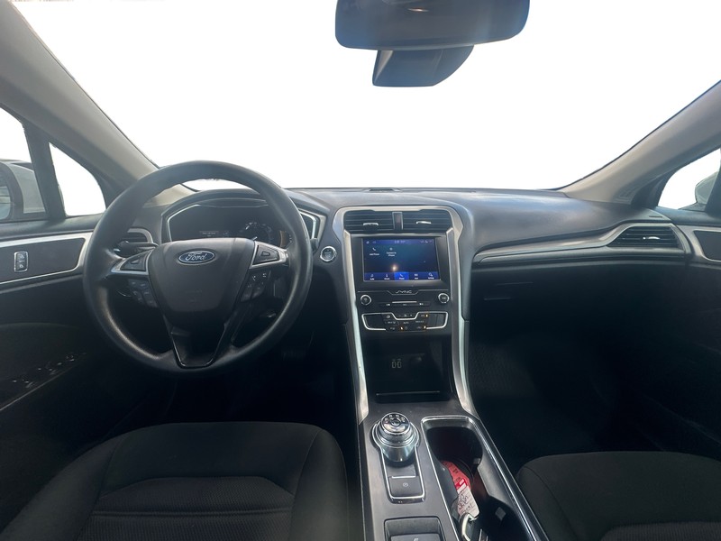 Ford Fusion Vehicle Full-screen Gallery Image 13