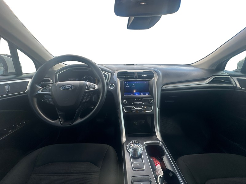 Ford Fusion Vehicle Full-screen Gallery Image 14