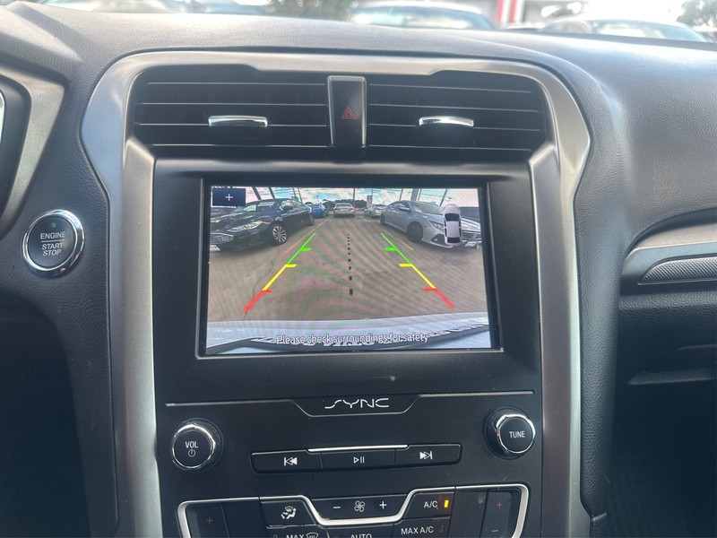 Ford Fusion Vehicle Full-screen Gallery Image 15