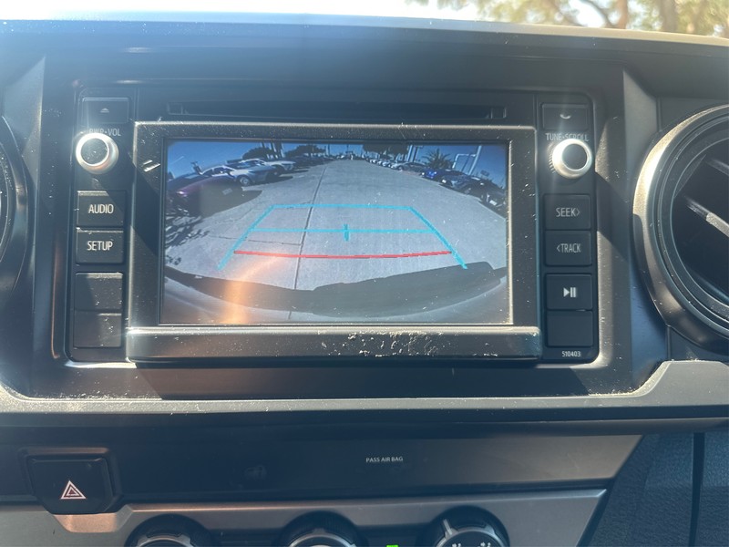 Toyota Tacoma 2WD Vehicle Full-screen Gallery Image 16