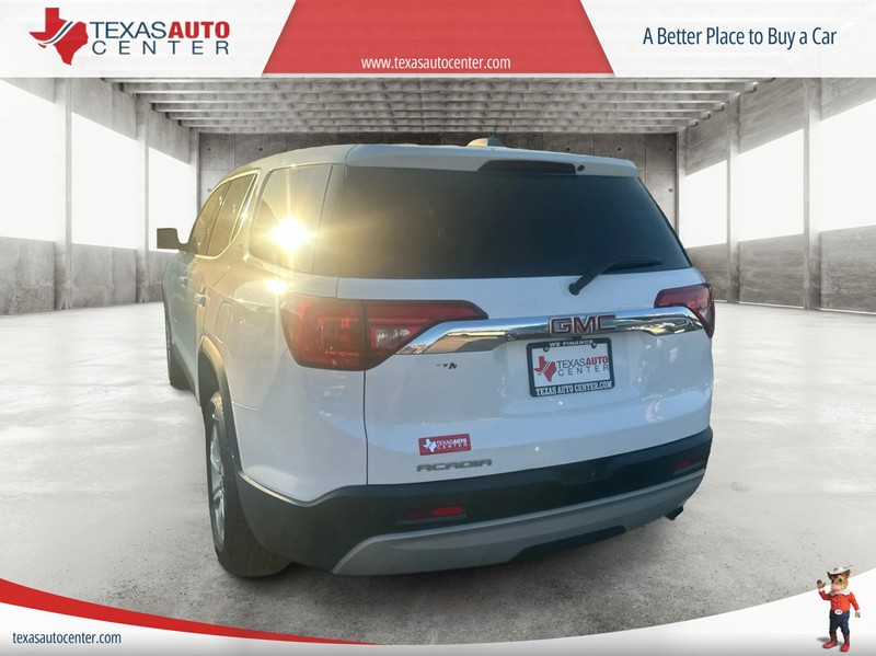 GMC Acadia Vehicle Full-screen Gallery Image 8