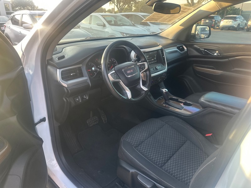 GMC Acadia Vehicle Full-screen Gallery Image 9