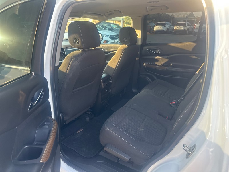 GMC Acadia Vehicle Full-screen Gallery Image 10