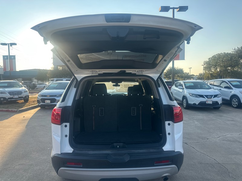 GMC Acadia Vehicle Full-screen Gallery Image 11