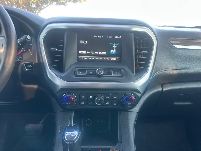 GMC Acadia Vehicle Full-screen Gallery Image 12