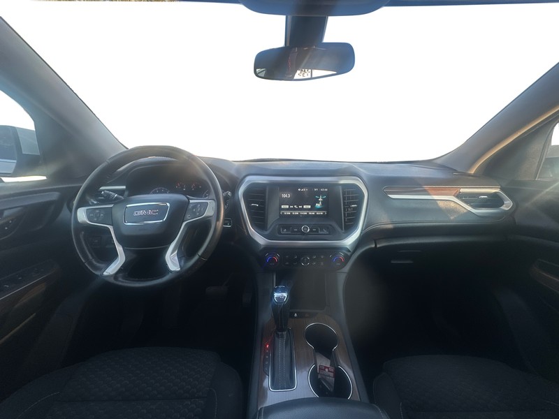 GMC Acadia Vehicle Full-screen Gallery Image 15