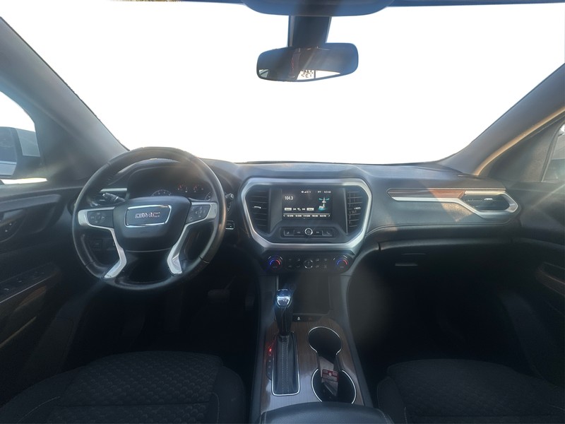 GMC Acadia Vehicle Full-screen Gallery Image 16