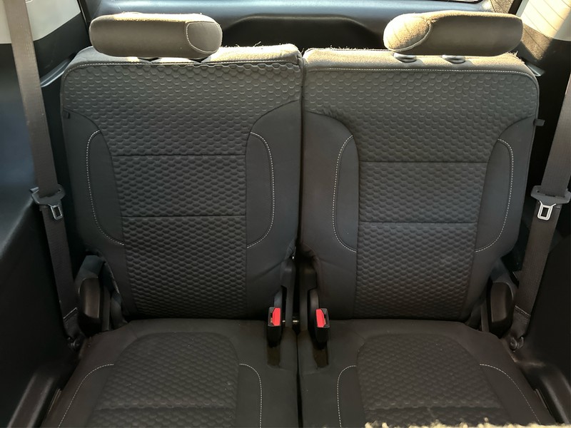 GMC Acadia Vehicle Full-screen Gallery Image 18