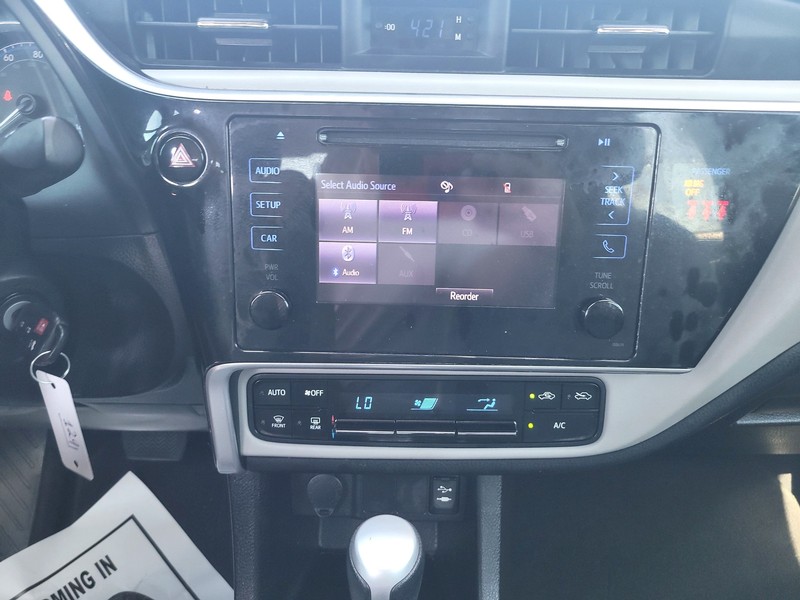 Toyota Corolla Vehicle Full-screen Gallery Image 11