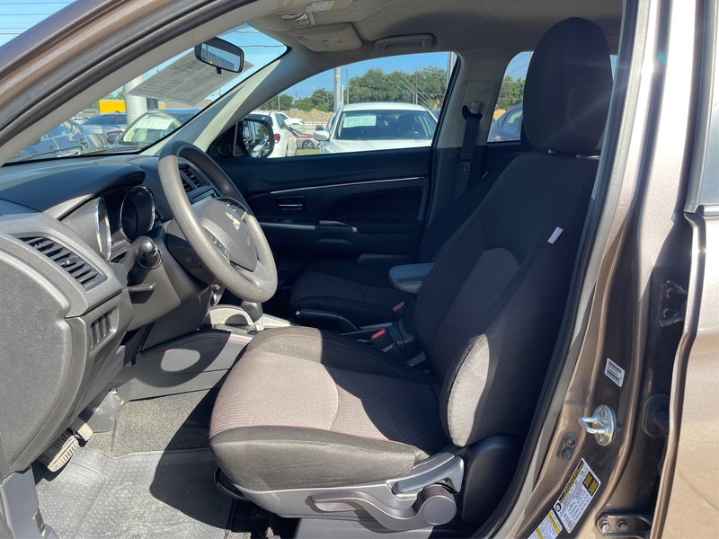 Mitsubishi Outlander Sport Vehicle Full-screen Gallery Image 08