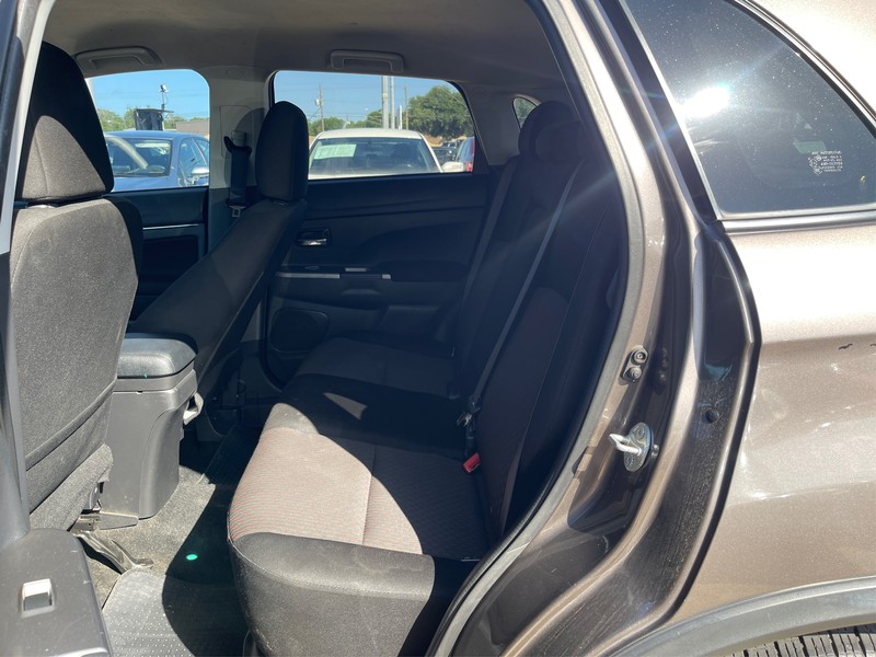 Mitsubishi Outlander Sport Vehicle Full-screen Gallery Image 09