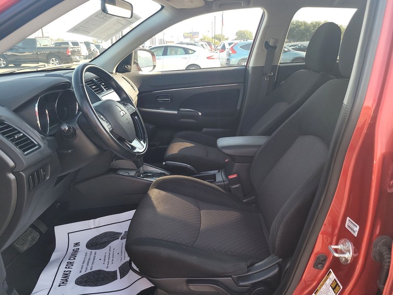 Mitsubishi Outlander Sport Vehicle Full-screen Gallery Image 07