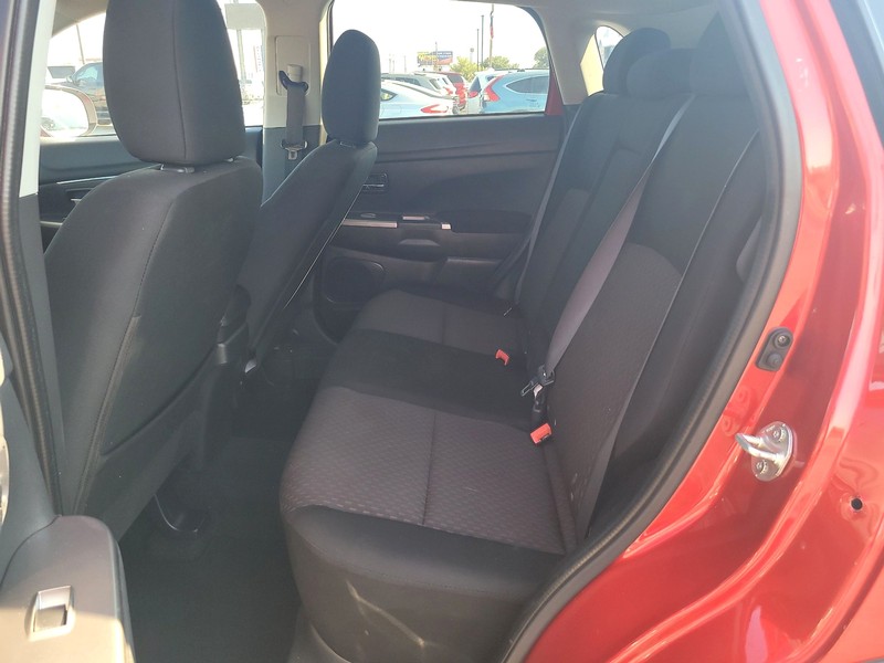 Mitsubishi Outlander Sport Vehicle Full-screen Gallery Image 08