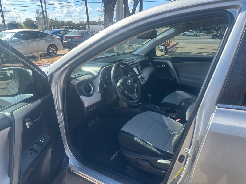 Toyota RAV4 Vehicle Full-screen Gallery Image 9